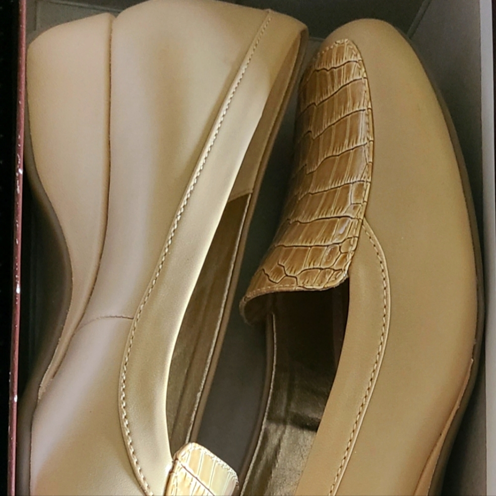 Bflexible creme dress leather loafers